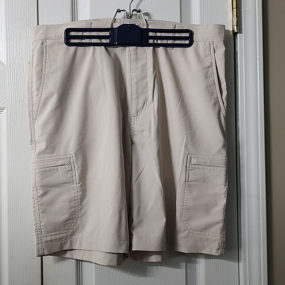 Chaps Golf Cream Quick Dry Moisture Wicking Golf Athleisure Shorts 6 Pockets